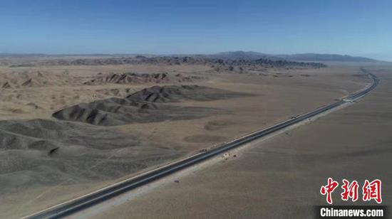 世界最長沙漠戈壁高速公路“最后一公里”取得重要進展