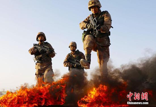 新疆某训练基地新兵连战场战术基础动作训练场面火爆