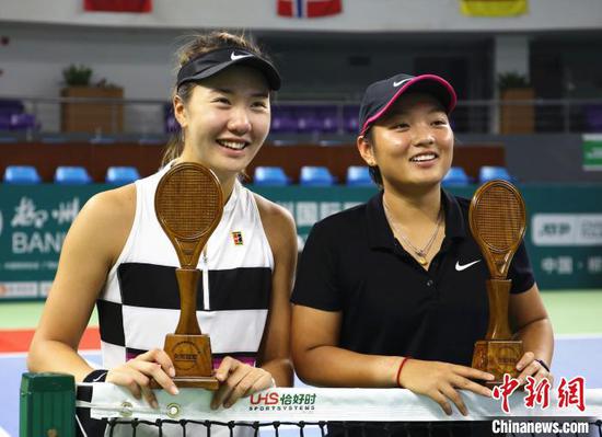 蒋欣玗(右)/汤千慧(左)问鼎柳州银行杯2019柳州国际网球公开赛女双冠军。 朱柳融 摄 蒋欣玗(右)/汤千慧(左)问鼎柳州银行杯2019柳州国际网球公开赛女双冠军。 朱柳融 摄
