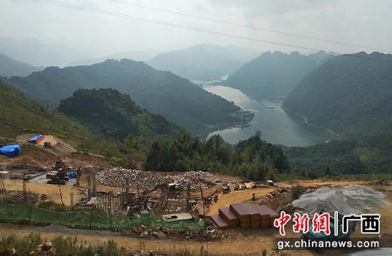 图为东山乡引水上山施工现场。 图为东山乡引水上山施工现场。