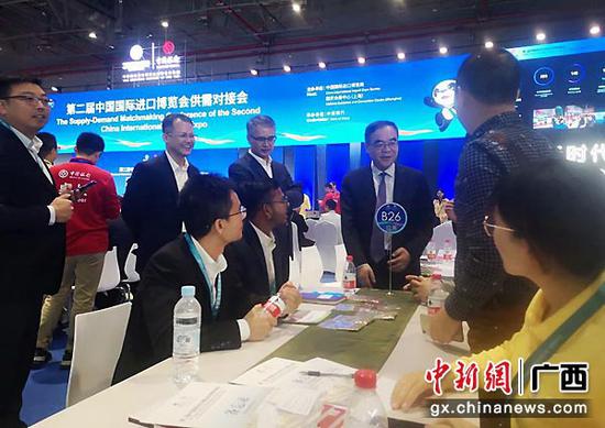 图为第二届进博会供需对接会桂企签约现场。 图为第二届进博会供需对接会桂企签约现场。