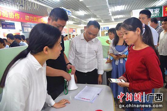 图为巴马驻深圳联络服务站工作人员为巴马籍务工人员提供咨询服务。 图为巴马驻深圳联络服务站工作人员为巴马籍务工人员提供咨询服务。