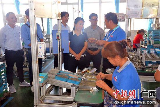 图为县领导、县人力资源和社会保障局领导深入企业了解巴马籍务工人员就业工作情况。 图为县领导、县人力资源和社会保障局领导深入企业了解巴马籍务工人员就业工作情况。