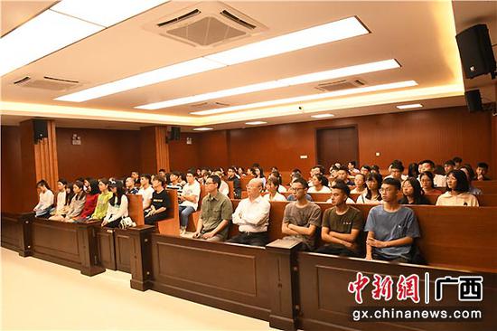 图为旁听人员。陈晓蓓 摄 图为旁听人员。陈晓蓓 摄