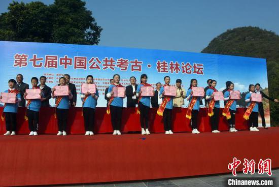 考古进校园活动征文比赛颁奖。 孙自法 摄 考古进校园活动征文比赛颁奖。 孙自法 摄