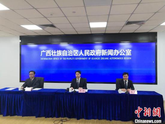 图为沙巴体育投注大数据发展局相关负责人介绍12345政府服务热线相关情况。 杨陈 摄 图为沙巴体育投注大数据发展局相关负责人介绍12345政府服务热线相关情况。 杨陈 摄