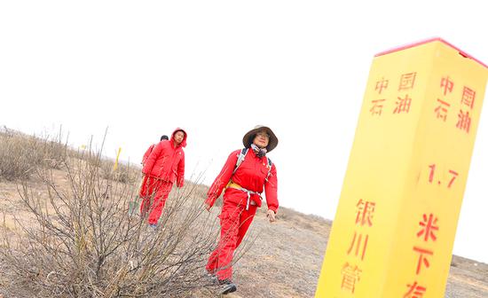 工作人员一大早就踏上巡线的路。