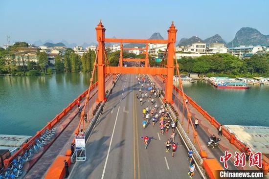 11月10日，马拉松参赛选手途经桂林市中心区域。(组委会供图) 钟欣 摄