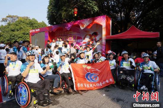 11月10日,肢残马拉松选手赛后合影。 欧惠兰 摄 11月10日,肢残马拉松选手赛后合影。 欧惠兰 摄
