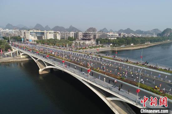 11月10日，马拉松参赛选手通过桂林解放桥。(组委会供图) 钟欣 摄