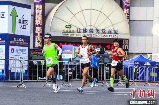 11月10日,马拉松参赛选手途经桂林市中心区域。 杨宗盛 摄 11月10日,马拉松参赛选手途经桂林市中心区域。 杨宗盛 摄