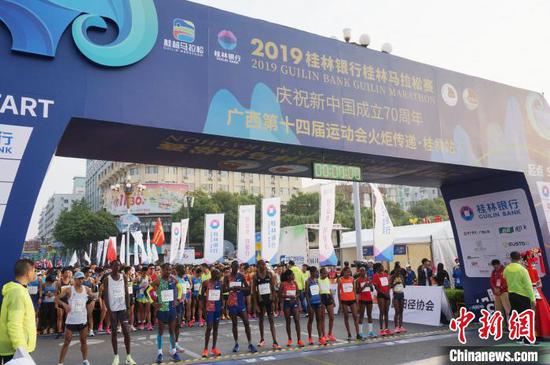 11月10日,2019桂林马拉松赛在桂林市中心广场鸣枪开跑。 欧惠兰 摄 11月10日,2019桂林马拉松赛在桂林市中心广场鸣枪开跑。 欧惠兰 摄