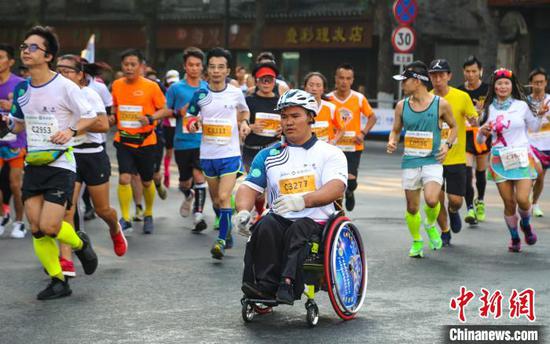 11月10日,马拉松参赛选手在比赛中。 杨宗盛 摄 11月10日,马拉松参赛选手在比赛中。 杨宗盛 摄