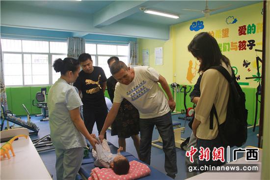 探訪團成員在百色兒童福利院了解在院孤兒的情況。 探訪團成員在百色兒童福利院了解在院孤兒的情況。