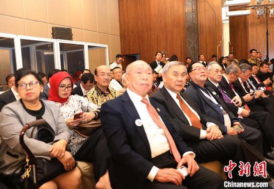 图为印尼-中国经济、社会与文化合作协会副总主席麦培满(前左一)、总秘书长谢瀚贤(前左二)参加会议。 林永传 摄 图为印尼-中国经济、社会与文化合作协会副总主席麦培满(前左一)、总秘书长谢瀚贤(前左二)参加会议。 林永传 摄