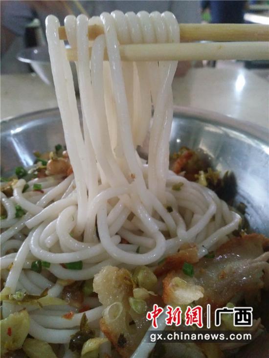 在許多桂林人心里,一碗正宗的桂林米粉 最能代表桂林老味道。 在許多桂林人心里,一碗正宗的桂林米粉 最能代表桂林老味道。