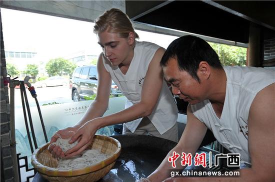 德國徒弟“Gerrit”兩赴桂林學做傳統米粉。 唐艷蘭 攝 德國徒弟“Gerrit”兩赴桂林學做傳統米粉。 唐艷蘭 攝