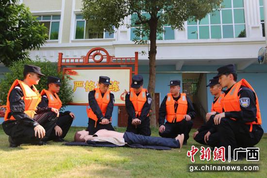 圖為楊柳炳組織見習民警開展心肺復蘇訓練。許杰 攝 圖為楊柳炳組織見習民警開展心肺復蘇訓練。許杰 攝