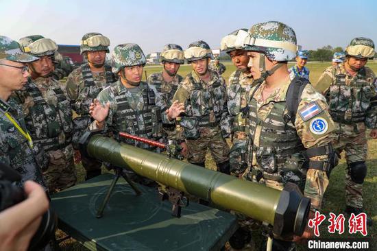 图为中泰两国官兵进行交流。 黄远利 摄 图为中泰两国官兵进行交流。 黄远利 摄