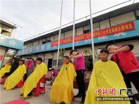 为农民工免费理发。关喆琳 摄 为农民工免费理发。关喆琳 摄