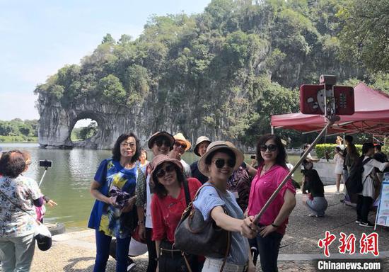 图为游客在桂林象山景区游览。　钟欣 摄