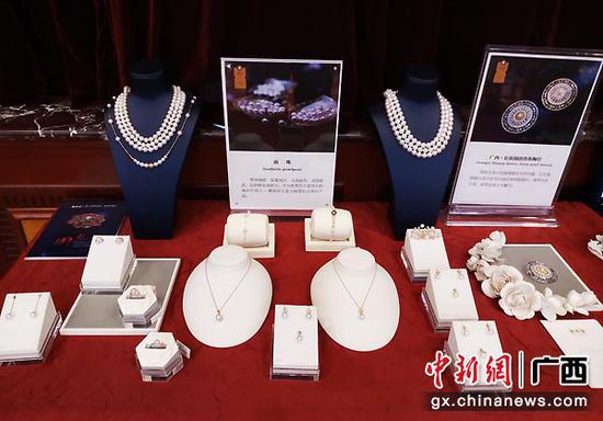 图为新闻发布会现场展示的南珠饰品。冯抒敏 摄 图为新闻发布会现场展示的南珠饰品。冯抒敏 摄