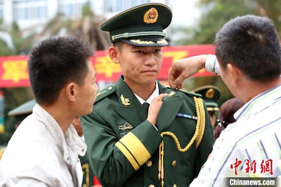 军属上阵,见证军人荣誉。 朱柳融 摄 军属上阵,见证军人荣誉。 朱柳融 摄