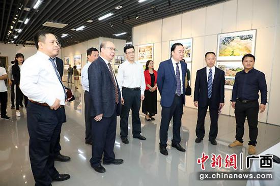 廣西文聯白志繁書記、廣西藝術學院黨委蔡昌卓書記、鄭軍里校長等領導和廣西攝影家協會施興良主席觀看展覽。 廣西文聯白志繁書記、廣西藝術學院黨委蔡昌卓書記、鄭軍里校長等領導和廣西攝影家協會施興良主席觀看展覽。