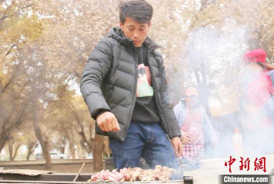 村民在度假村賣烤肉增加了收入。 王玉堂 攝 村民在度假村賣烤肉增加了收入。 王玉堂 攝