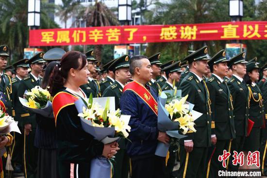 仪式现场邀请多名家属参加。 朱柳融 摄 仪式现场邀请多名家属参加。 朱柳融 摄