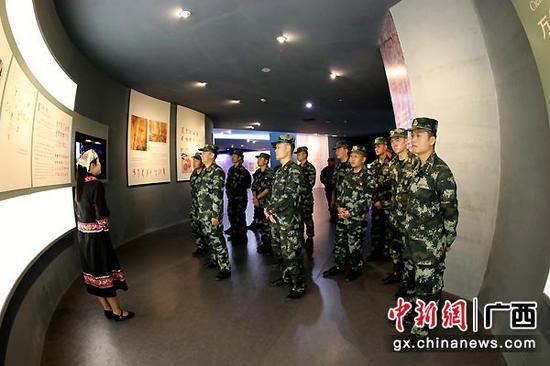 官兵认真听取讲解。 官兵认真听取讲解。