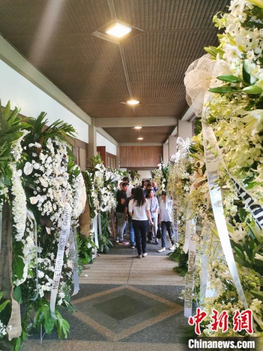 2019年11月13日，马尼拉沓义传统纪念墓园纪念堂，菲律宾各界人士敬献的花篮，摆满了两个主纪念堂的甬道。 关向东 摄