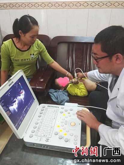 中国移动爱“心”行动回访组对患儿周佳欢进行检查。 中国移动爱“心”行动回访组对患儿周佳欢进行检查。