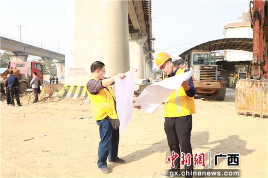 技术人员一一核对违建位置 技术人员一一核对违建位置