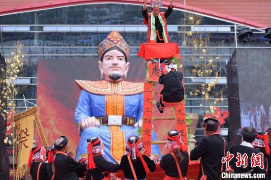 11月12日,广西金秀瑶族同胞庆祝盘王节。 盘斌 摄 11月12日,广西金秀瑶族同胞庆祝盘王节。 盘斌 摄