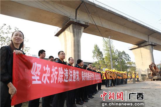 公安和城管出动保驾护航 公安和城管出动保驾护航