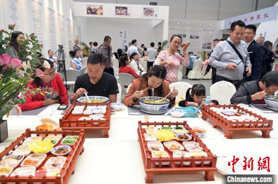 民众品尝米粉。俞靖 摄 民众品尝米粉。俞靖 摄