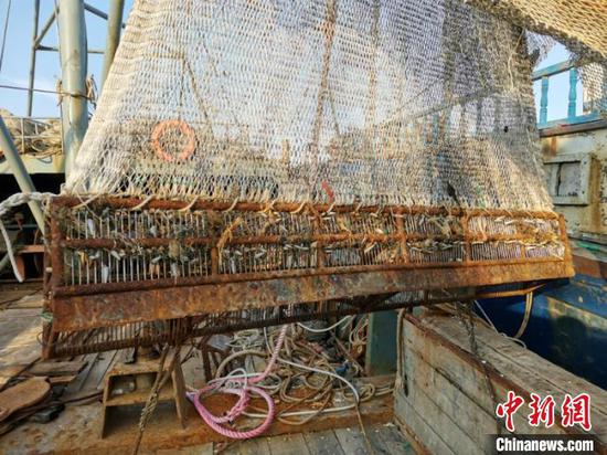 图为被查扣的捕捞设备 王丽丹 摄 图为被查扣的捕捞设备 王丽丹 摄