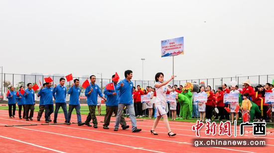 图为代表队进场。 图为代表队进场。