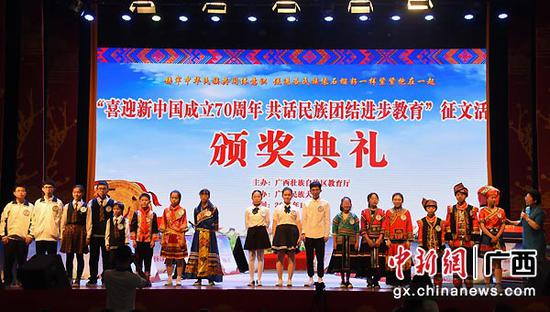 全体参赛选手合影。万志晓 摄 全体参赛选手合影。万志晓 摄