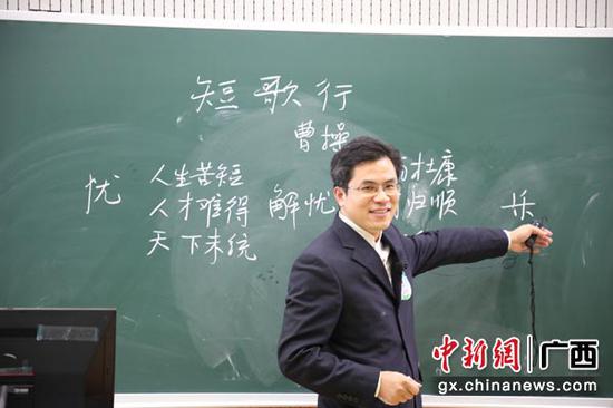 教师比赛。黄莹莹 彭思梦 摄影报道 教师比赛。黄莹莹 彭思梦 摄影报道