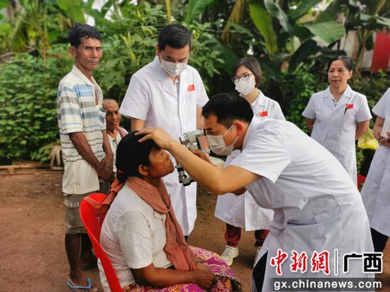 医疗队下乡义诊 。陈晓燕 摄