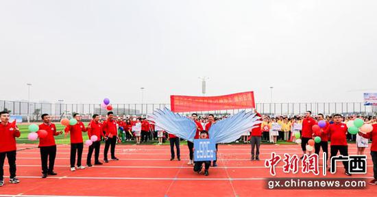 图为运动会开幕式。 图为运动会开幕式。