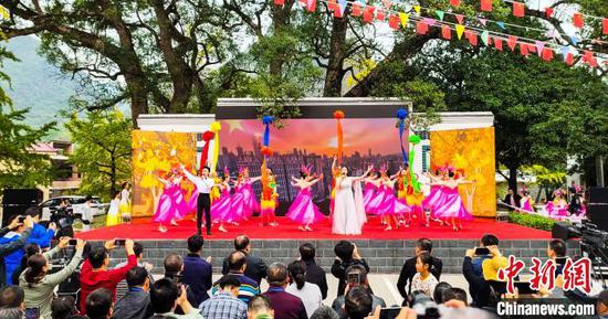 11月16日,桂林百姓大舞台走进灵川县海洋乡暨2019年“神奇灵川·金色海洋”乡村文化旅游体验活动。 杨宗盛 摄 11月16日,桂林百姓大舞台走进灵川县海洋乡暨2019年“神奇灵川·金色海洋”乡村文化旅游体验活动。 杨宗盛 摄