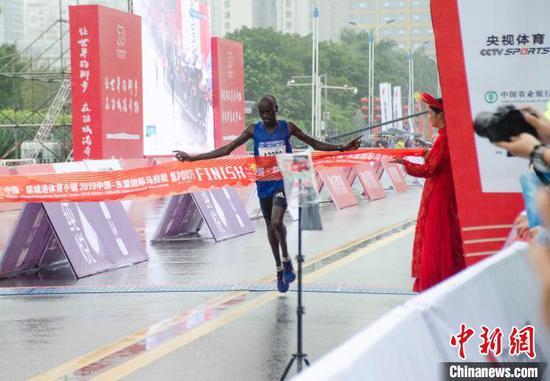 肯尼亚选手Wilfred Kirwa Kigen赢得全程马拉松男子组的冠军 翟李强 摄