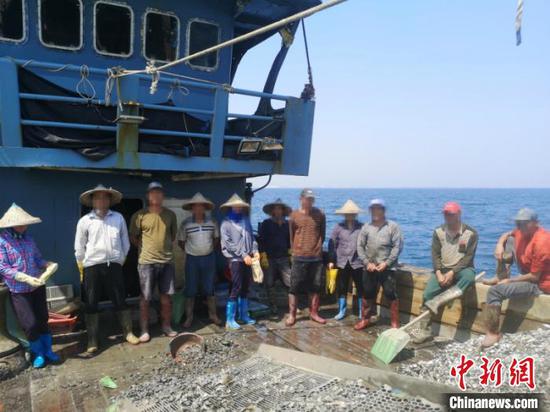 图为被查获的涉案人员 王丽丹 摄 图为被查获的涉案人员 王丽丹 摄