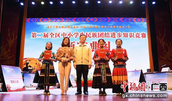 唐耀华与冠军队伍合影。韩妮 摄 唐耀华与冠军队伍合影。韩妮 摄