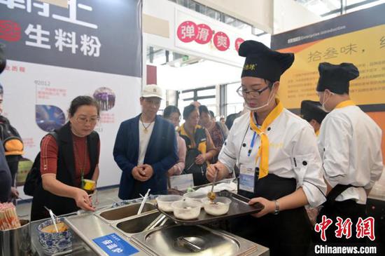 民众品尝米粉。俞靖 摄 民众品尝米粉。俞靖 摄