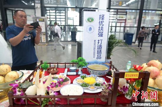 民众品尝米粉。俞靖 摄 民众品尝米粉。俞靖 摄