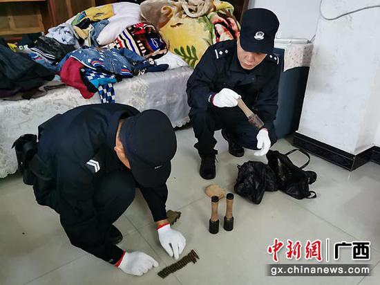 图为民警将手榴弹、子弹转移。警方供图